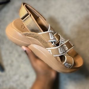 UGG “LA Cloud Sandal”